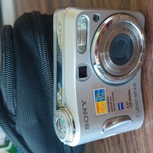Sony Cyber-shot 4.1mp zoom carl zeiss digital camera with case